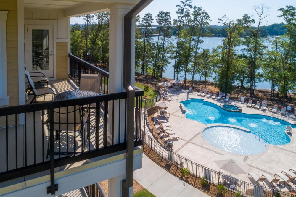 1 Bedroom Suites with Kitchen, Lakeside View, and King Bed interior